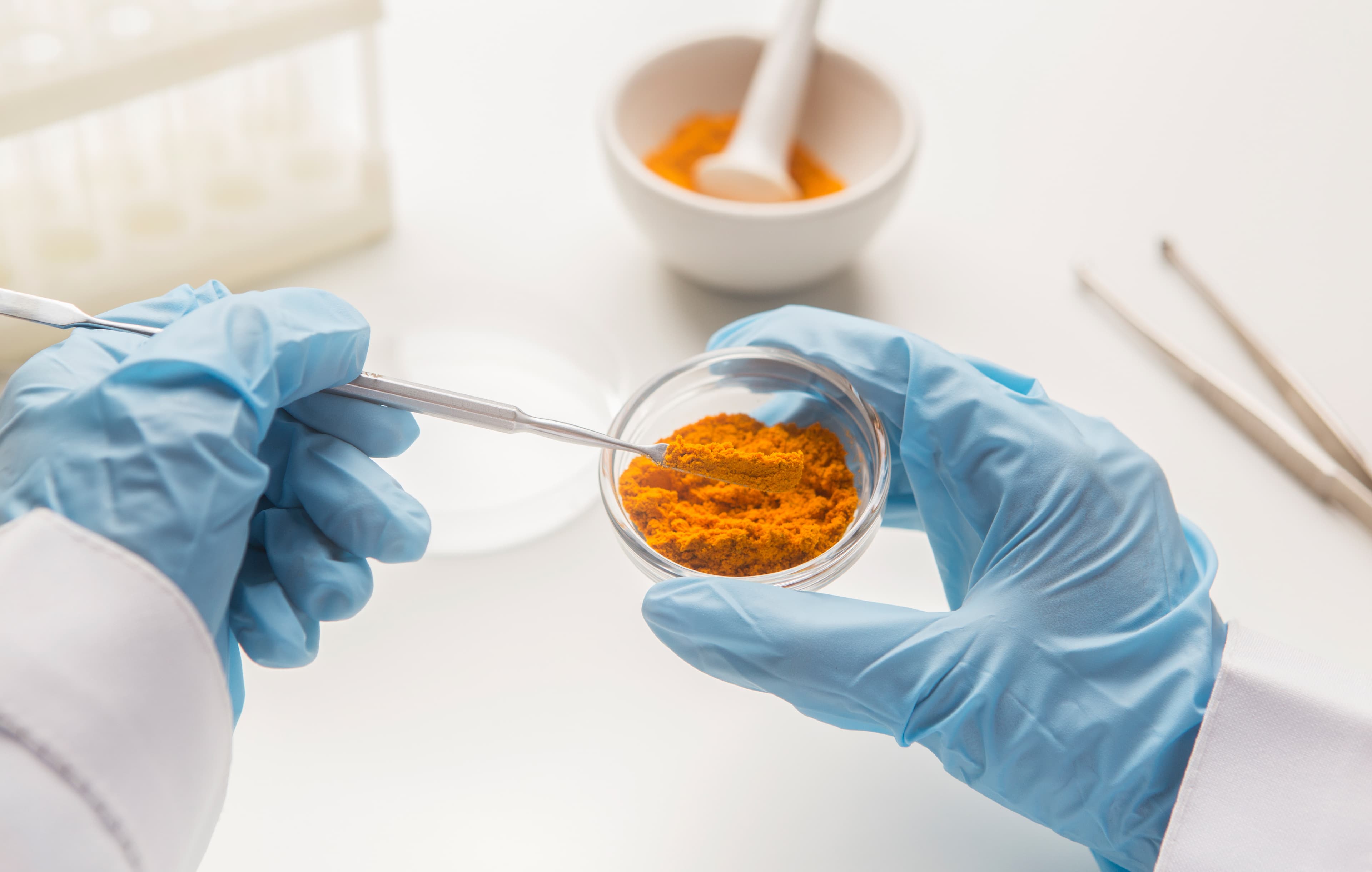 Curcuma : quels sont ses bienfaits pour une peau éclatante et en bonne santé ?