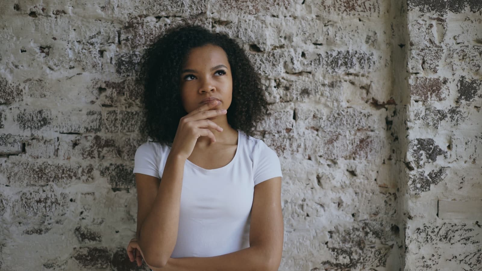 Personne pensive réfléchissant à un choix