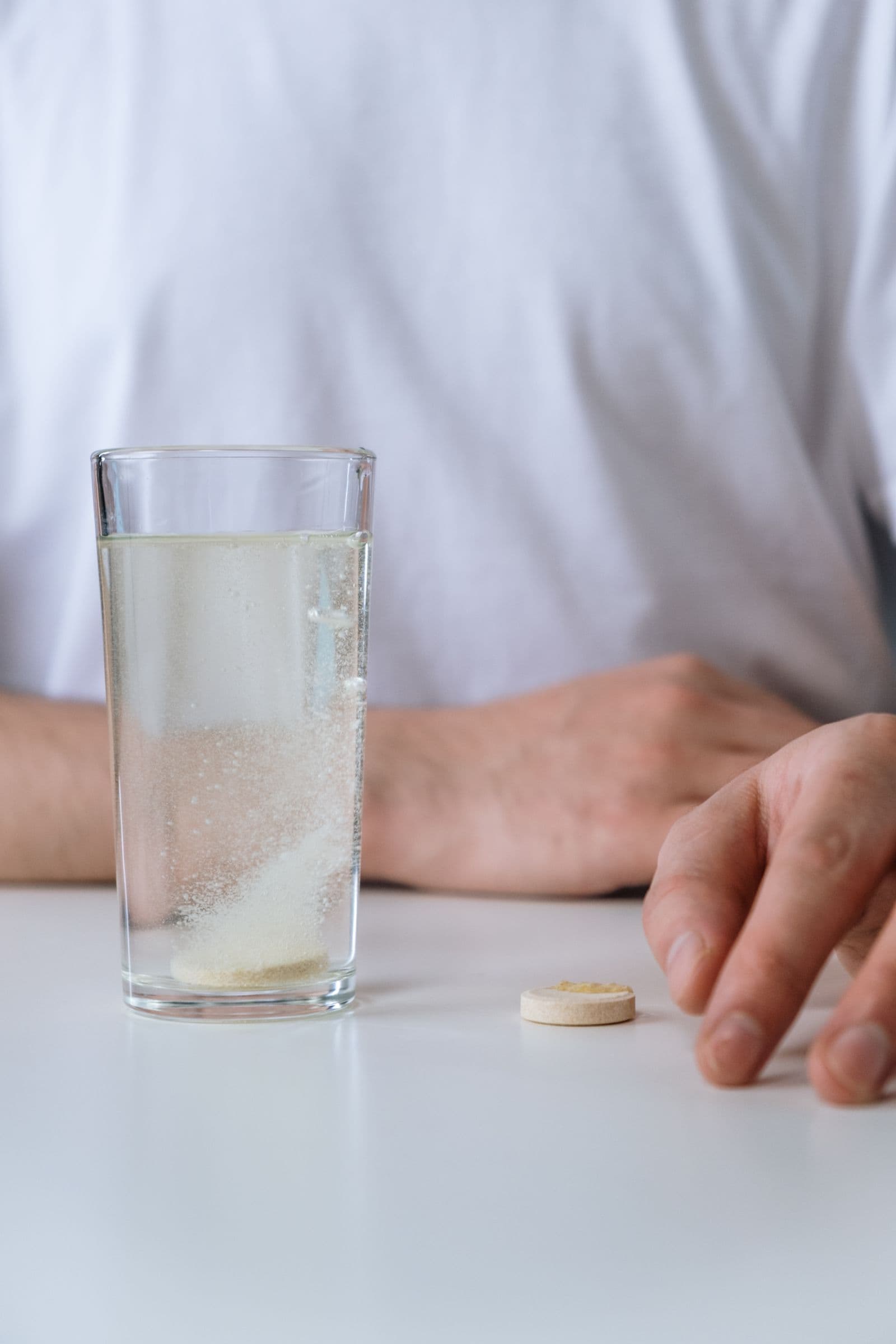 Pastille effervescente d'électrolytes qui se dissout dans un verre d'eau