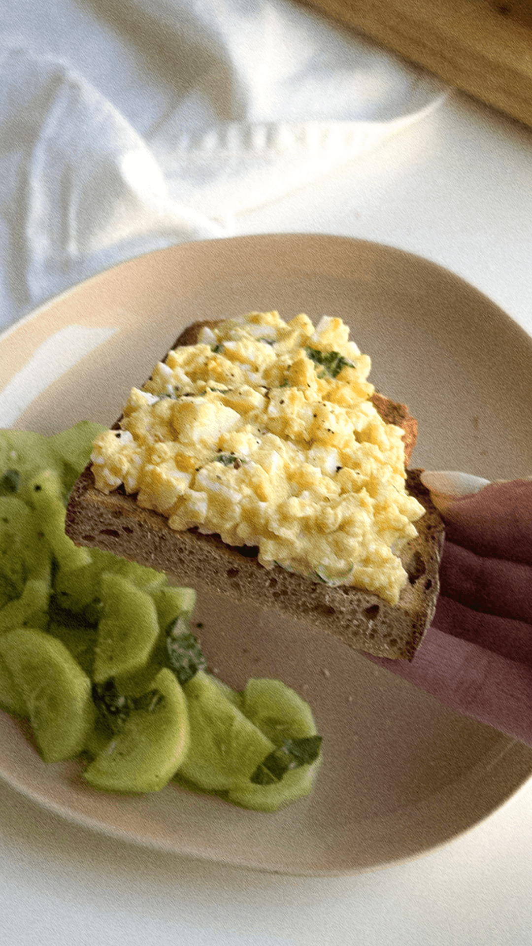 Recette de toast protéiné œufs, houmous et fromage blanc