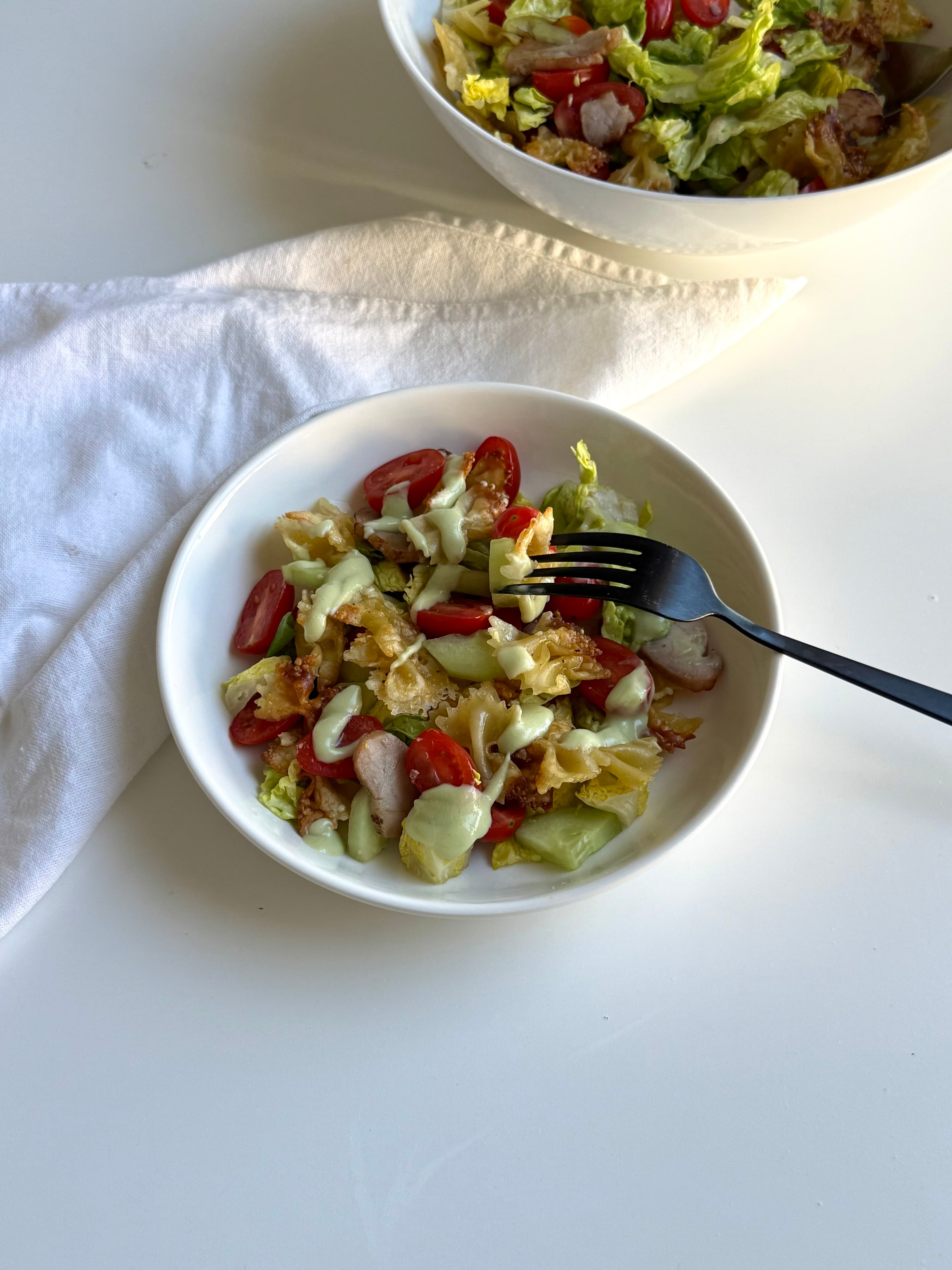 Salade de pâtes croustillantes & sauce crémeuse à l’avocat