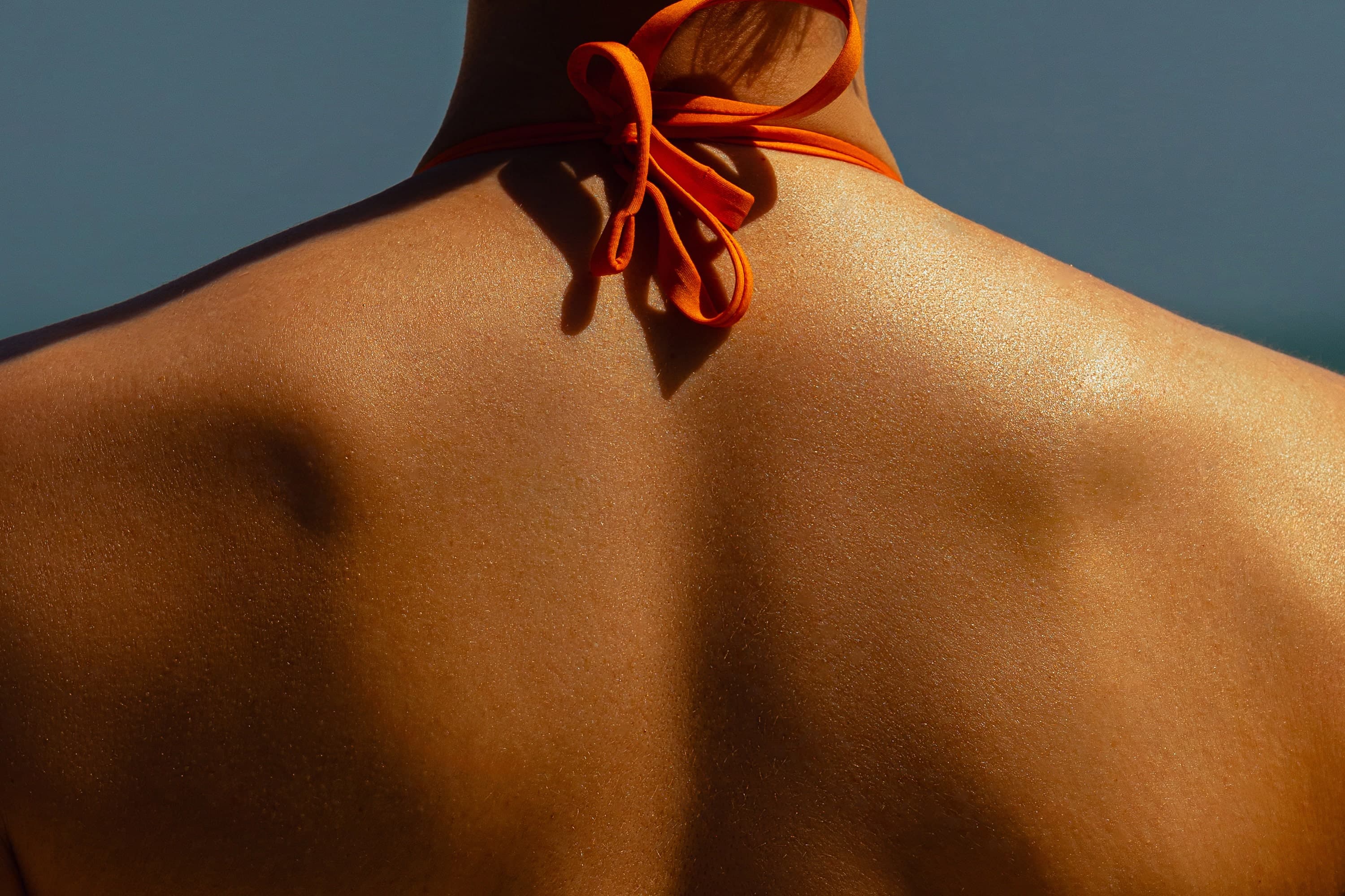 Les compléments essentiels à emporter dans votre valise cet été pour un bronzage naturel et une peau protégée