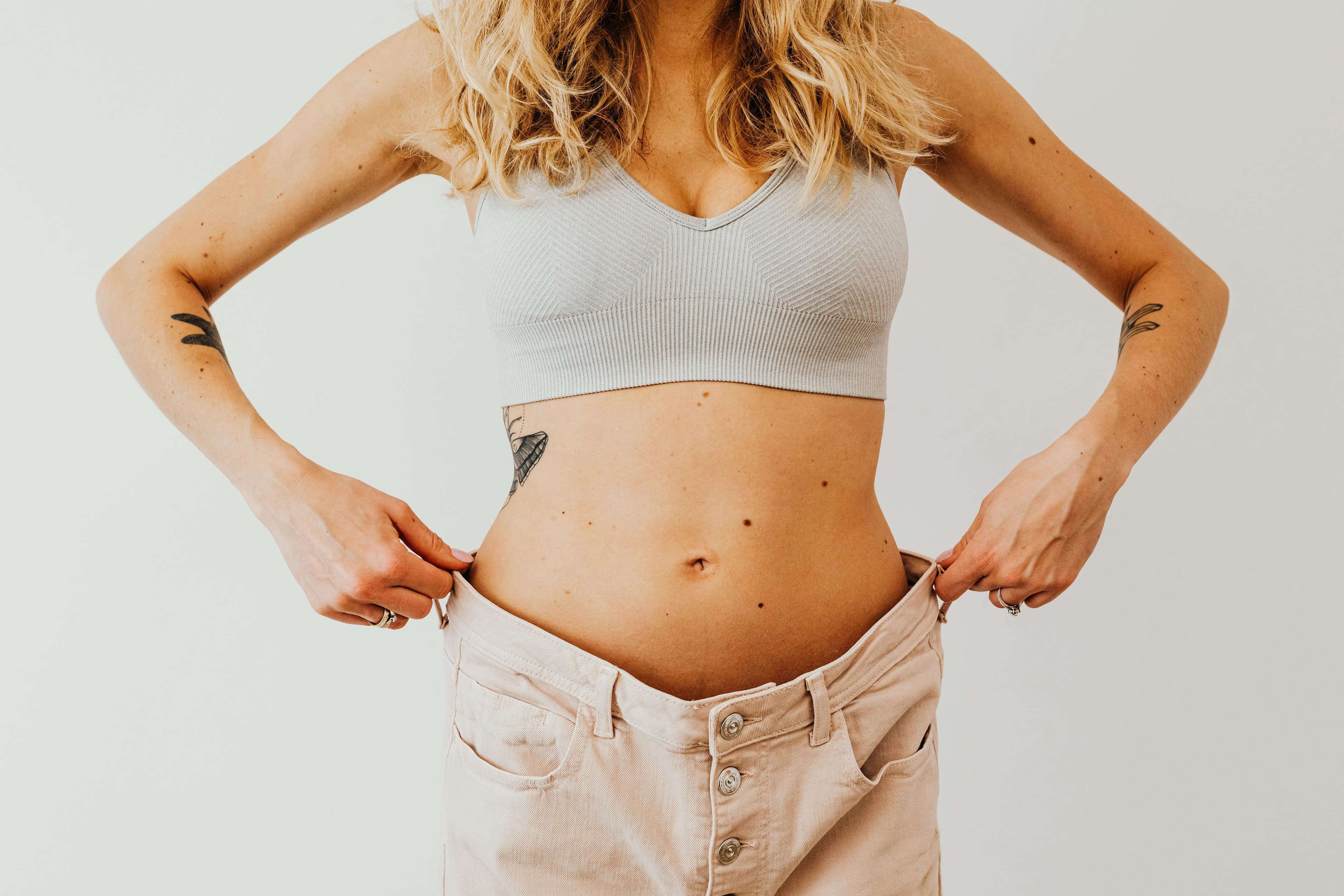 Femme pratiquant le yoga