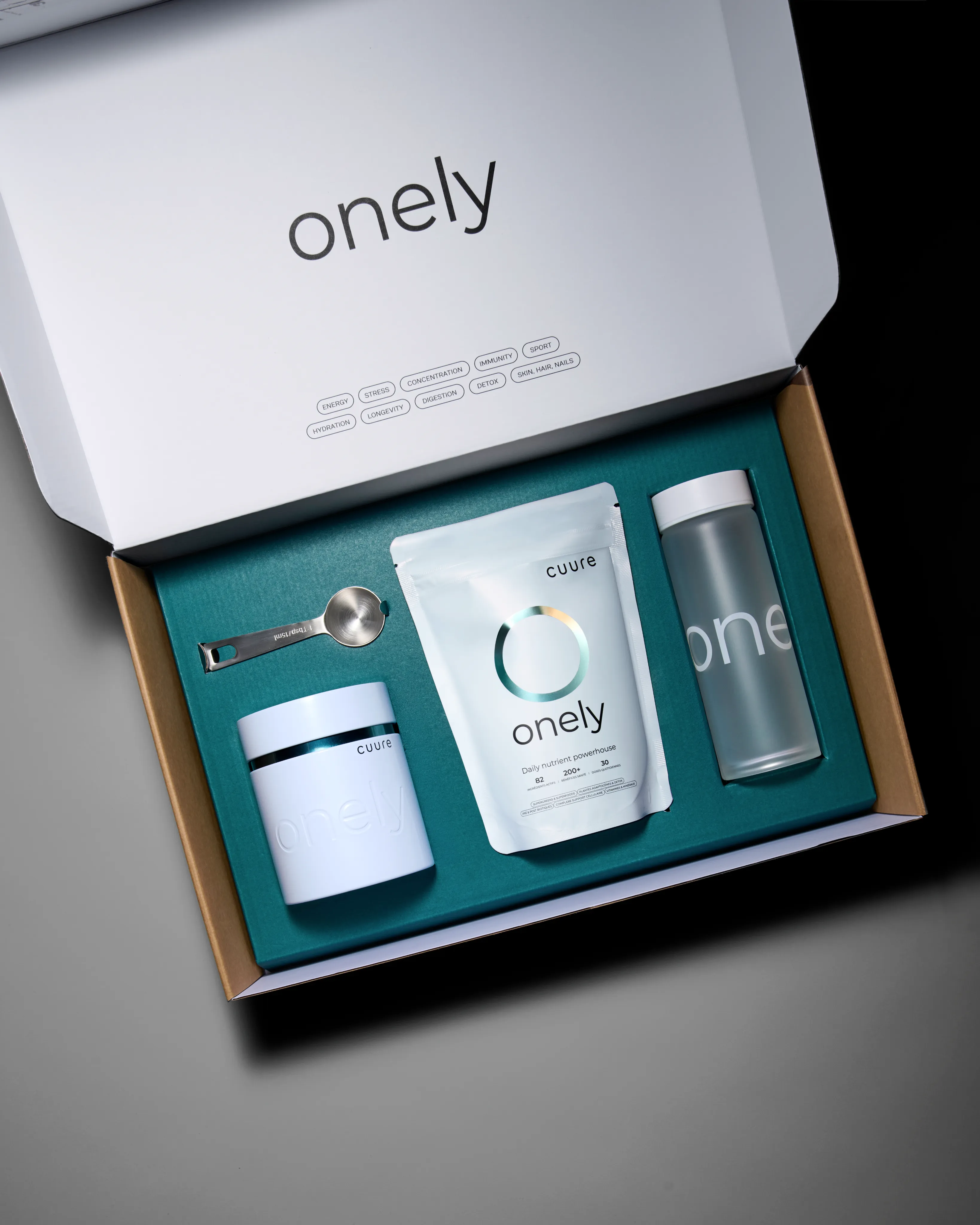 Le kit bienvenue Onely en main