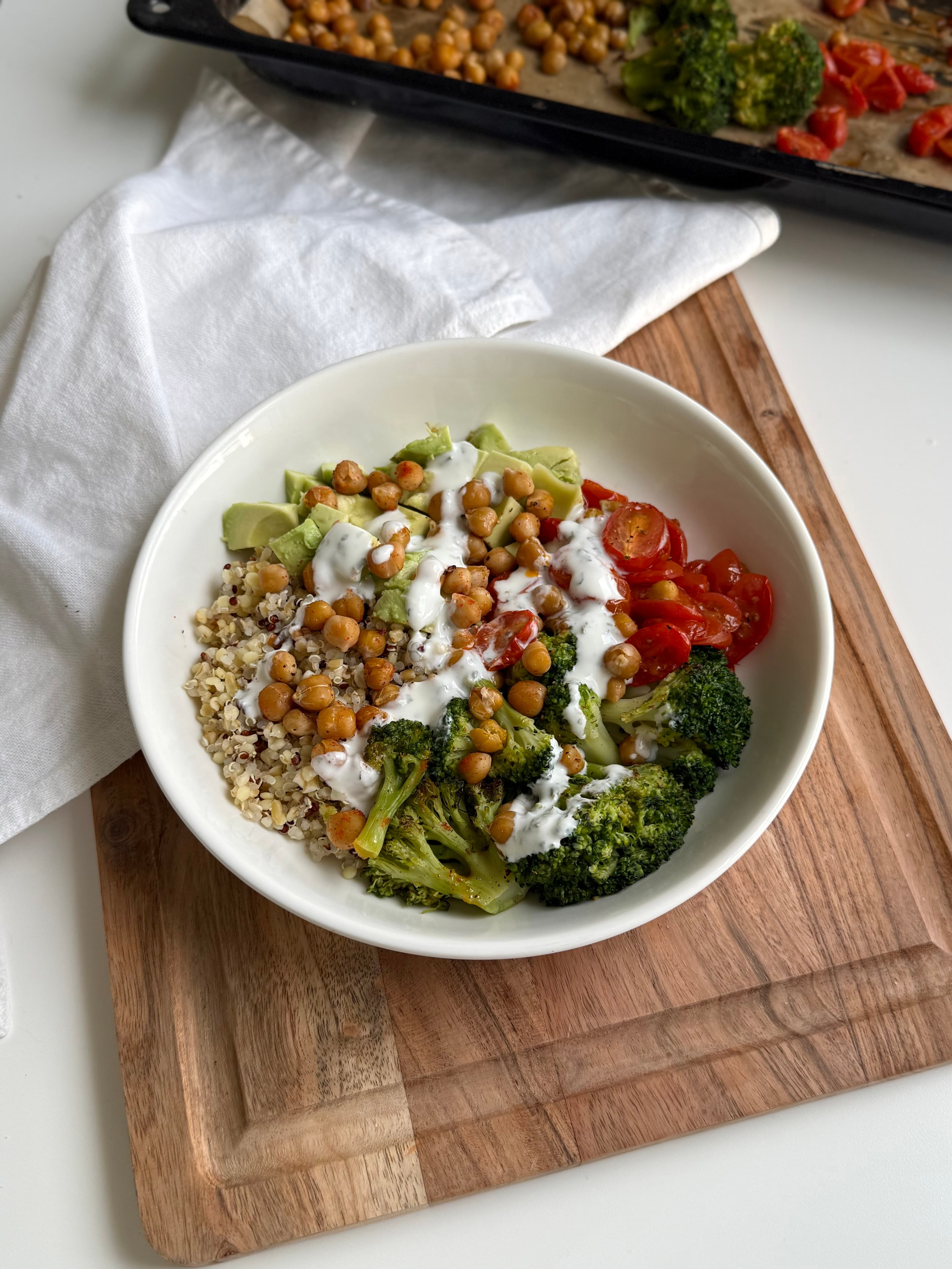 Recette de bol quinoa, pois chiches & légumes rôtis