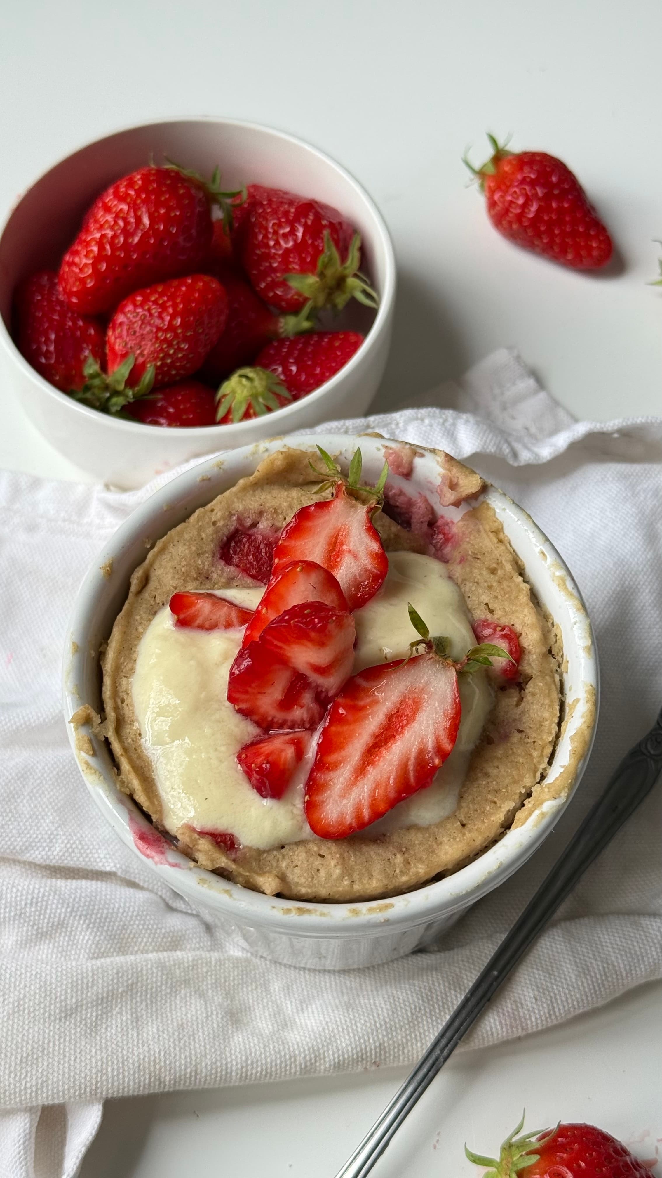 Recette de mug cake fraises protéiné prêt en quelques minutes